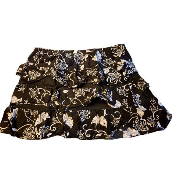 Old Navy Dresses & Skirts - EUC 💖 Old Navy Black and White Floral Skirt -size XL